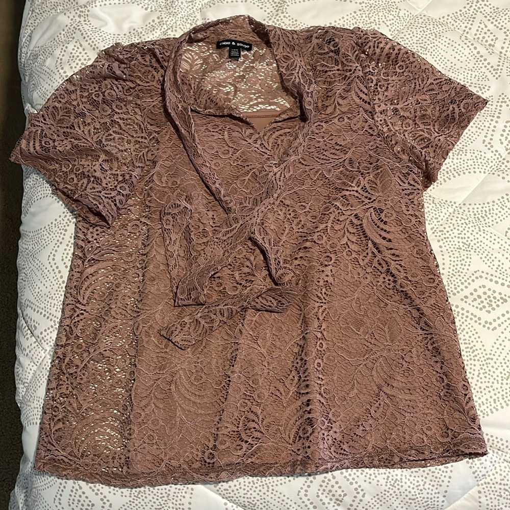 Cable and Gauge Mauve Lace Overlay Top, Size Large